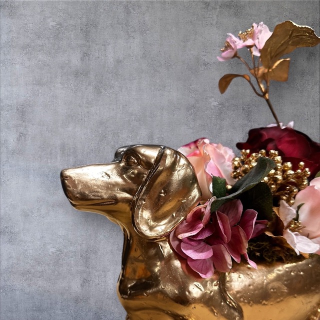 Kunstbloemen - Gouden Teckel Bloemstuk – Handgemaakt Arrangement in Roze en Goud