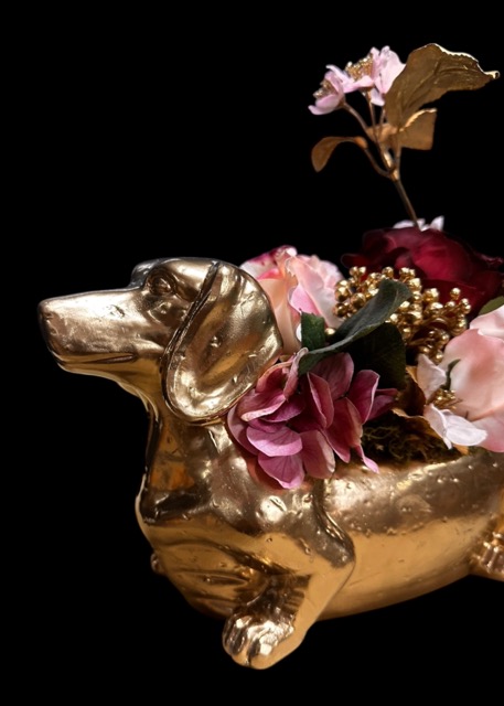 Kunstbloemen - Gouden Teckel Bloemstuk – Handgemaakt Arrangement in Roze en Goud