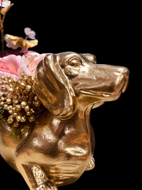 Kunstbloemen - Gouden Teckel Bloemstuk – Handgemaakt Arrangement in Roze en Goud
