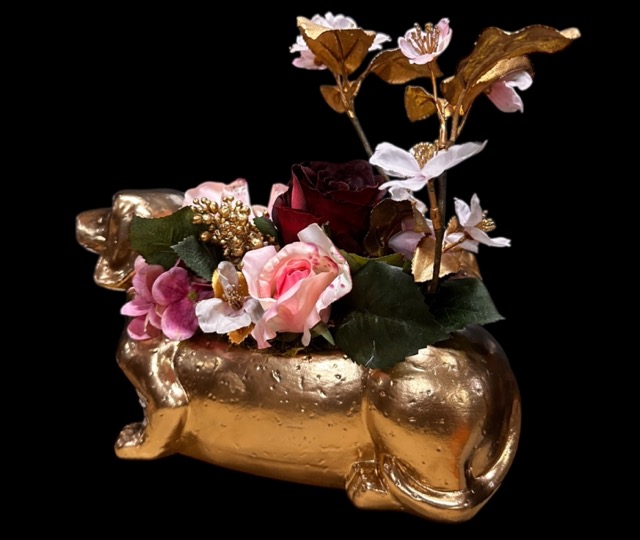 Kunstbloemen - Gouden Teckel Bloemstuk – Handgemaakt Arrangement in Roze en Goud