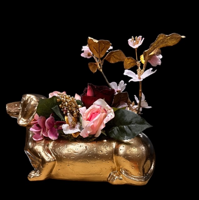 Kunstbloemen - Gouden Teckel Bloemstuk – Handgemaakt Arrangement in Roze en Goud