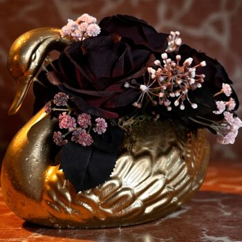 Brocante gouden zwaan met rode kunstrozen | 25 cm hoog