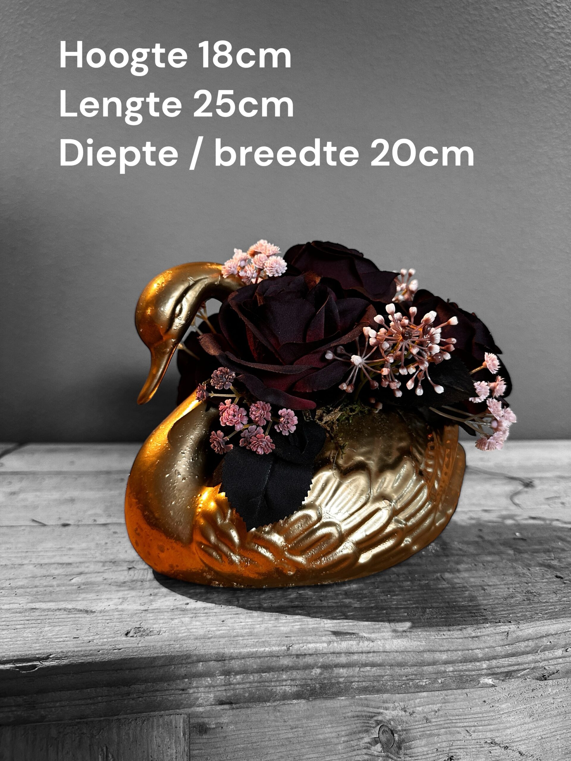 Brocante gouden zwaan met rode kunstrozen | 25 cm hoog