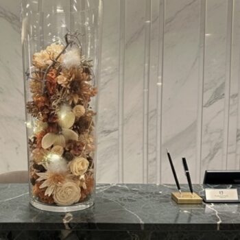 Kunstbloemen - Glazen vaas met Hotel Chique kunstbloemen en LED-verlichting – Sfeervolle blikvanger -