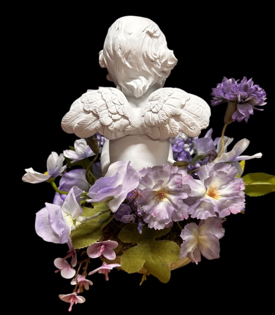 Kunstbloemen - Engel in Biedermeier – Zittend engeltje tussen zijden bloemen - 25cm - Lila