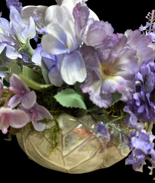 Kunstbloemen - Engel in Biedermeier – Zittend engeltje tussen zijden bloemen - 25cm - Lila