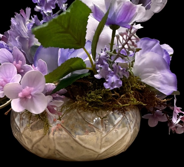 Kunstbloemen - Engel in Biedermeier – Zittend engeltje tussen zijden bloemen - 25cm - Lila