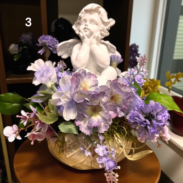 Kunstbloemen - Engel in Biedermeier – Zittend engeltje tussen zijden bloemen - 25cm - Lila