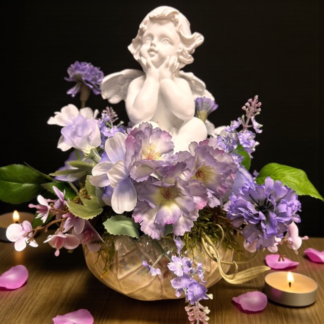 Kunstbloemen - Engel in Biedermeier – Zittend engeltje tussen zijden bloemen - 25cm - Lila