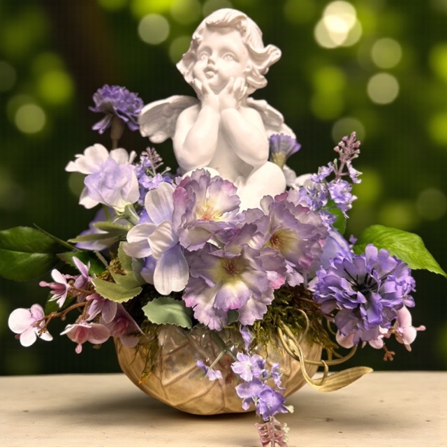 Kunstbloemen - Engel in Biedermeier – Zittend engeltje tussen zijden bloemen - 25cm - Lila