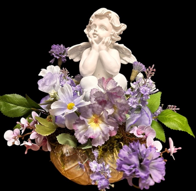 Kunstbloemen - Engel in Biedermeier – Zittend engeltje tussen zijden bloemen - 25cm - Lila