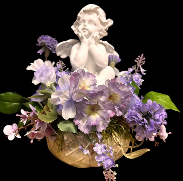 Kunstbloemen - Engel in Biedermeier – Zittend engeltje tussen zijden bloemen - 25cm - Lila