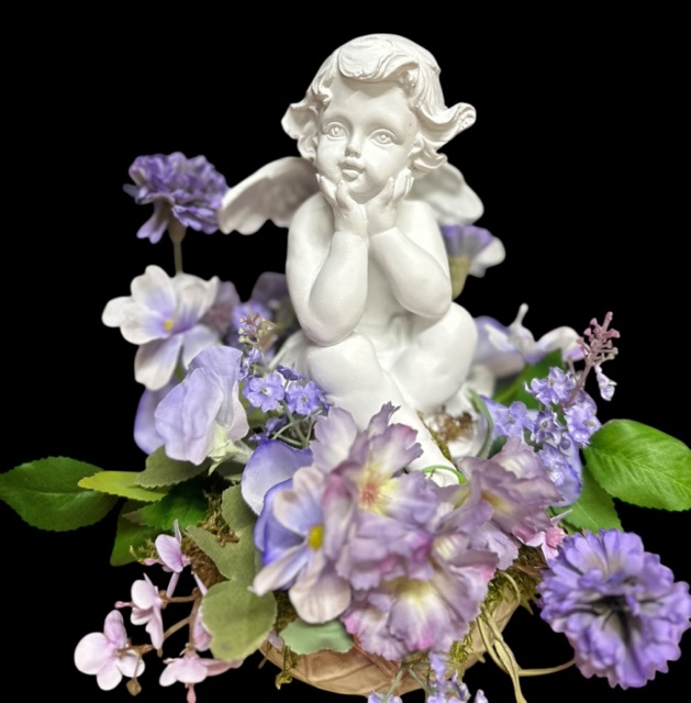 Kunstbloemen - Engel in Biedermeier – Zittend engeltje tussen zijden bloemen - 25cm - Lila