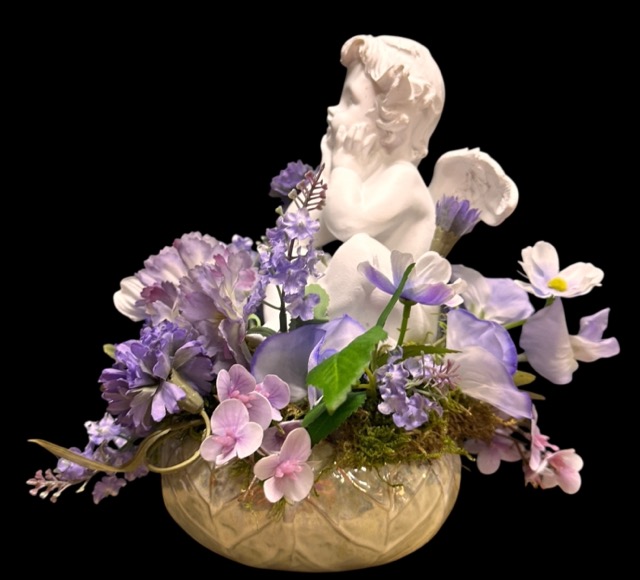 Kunstbloemen - Engel in Biedermeier – Zittend engeltje tussen zijden bloemen - 25cm - Lila