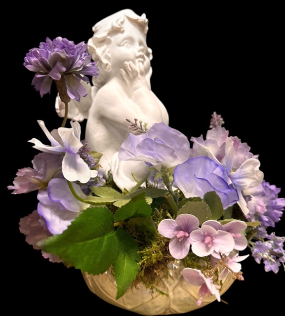 Kunstbloemen - Engel in Biedermeier – Zittend engeltje tussen zijden bloemen - 25cm - Lila