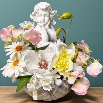 Kunstbloemen - Engelenbloemstukje – 28cm - Magnolia en Lathyrus | Parelmoer