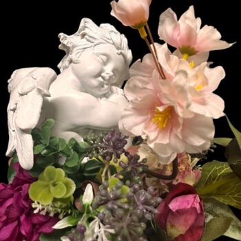 Kunstbloemen - Engel van Liefde – Bloemstuk met roze kunstbloemen – 28cm -