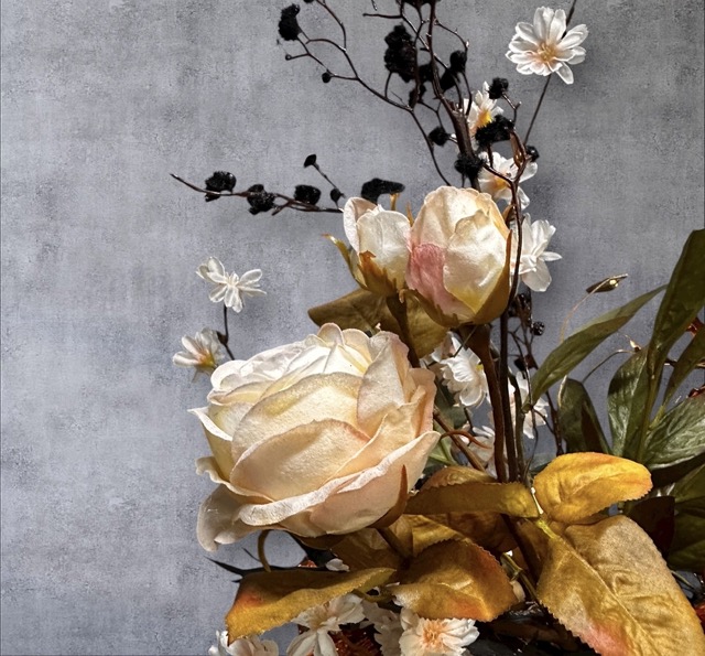 Zijden Bloemenboeket Hotel Chique – 55 cm | Compleet met Zwarte Metalen Vaas en Koperaccent