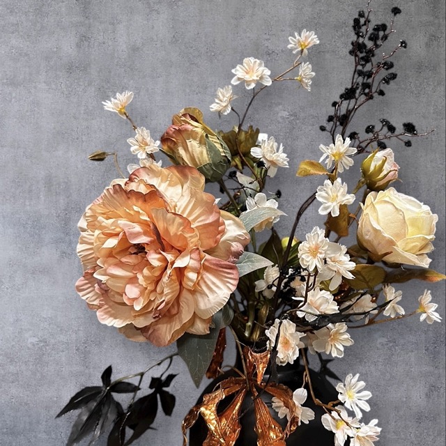 Zijden Bloemenboeket Hotel Chique – 55 cm | Compleet met Zwarte Metalen Vaas en Koperaccent