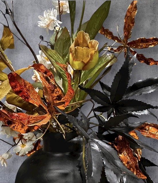 Zijden Bloemenboeket Hotel Chique – 55 cm | Compleet met Zwarte Metalen Vaas en Koperaccent