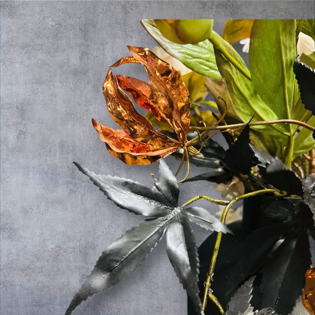 Zijden Bloemenboeket Hotel Chique – 55 cm | Compleet met Zwarte Metalen Vaas en Koperaccent