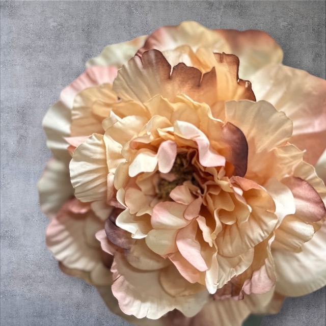 Zijden Bloemenboeket Hotel Chique – 55 cm | Compleet met Zwarte Metalen Vaas en Koperaccent