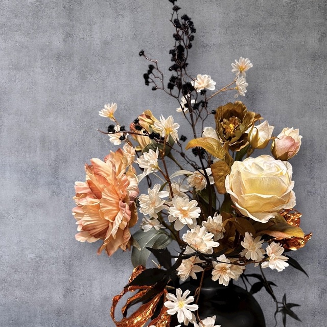 Zijden Bloemenboeket Hotel Chique – 55 cm | Compleet met Zwarte Metalen Vaas en Koperaccent